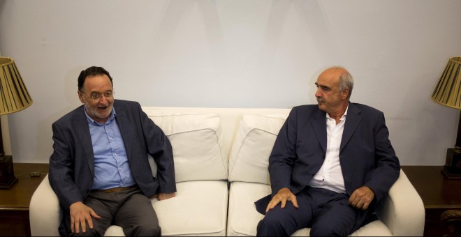 Panagiotis Lafazanis conversa con Evangelos Meimarakis.- REUTERS