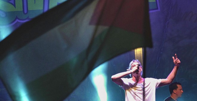 El cantante judío Matisyahu, durante el concierto en el Rototom, frente a una bandera palestina.- REUTERS
