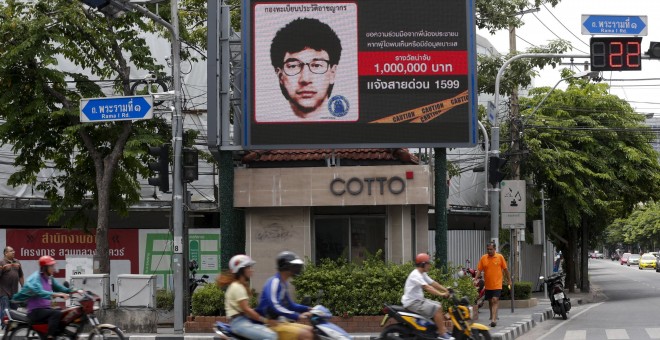 Un cartel en las calles de Bangkok con el retrato robot del sospechoso de ser el autor del atentado que provocó la muerte de una docena de personas esta semana. REUTERS/Chaiwat Subprasom