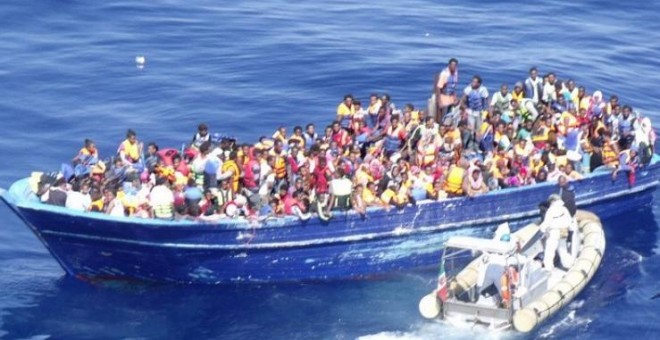 Una embarcación de inmigrantes procedentes de la costa libia antes de ser rescatados por la Marina italiana.- MARINA ITALIANA