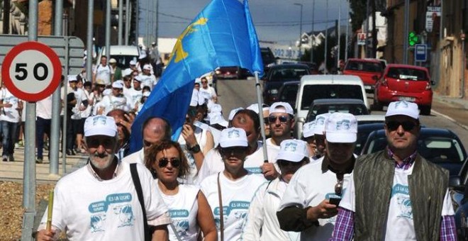 Primera etapa de la 'Marcha Blanca' de los ganaderos del sector lácteo que hoy han iniciado su protesta por la crisis del sector y que llegará a Madrid el próximo día 4 de septiembre. EFE/J.Casares.