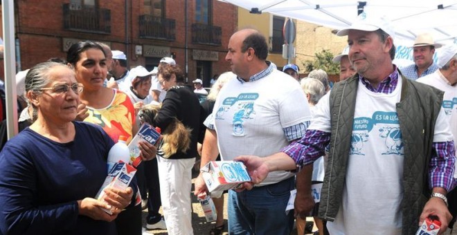 El presidente de ASAJA, Donaciano Dujo, reparte leche a su llegada de la 'Marcha Blanca ' de los ganaderos del sector lácteo a la localidad de Mansilla de las Mulas, en la primera etapa de esta protesta por la crisis del sector, que llegará a Madrid el pr