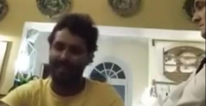 Fotograma del vídeo en el que un empleado intenta comer gratis en el restaurante donde trabaja y que le debe dos salarios