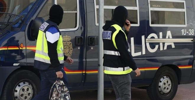 Agentes de la Policía Nacional española en San Martín de la Vega (Madrid) en la operación antiterrorista./ EFE