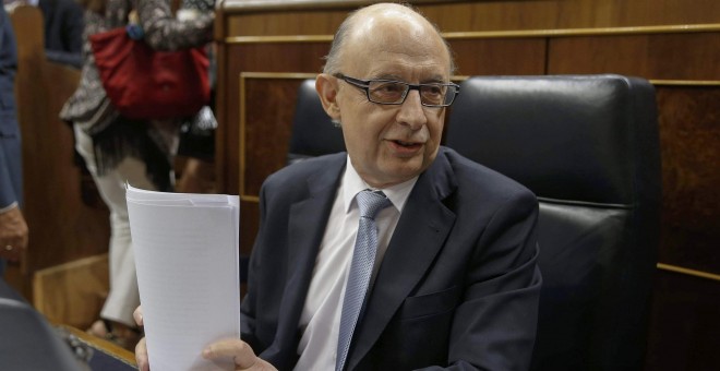 El ministro de Hacienda, Cristóbal Montoro, poco antes de su intervención hoy en el Congreso para defender los presupuestos para 2016. EFE/Paco Campos