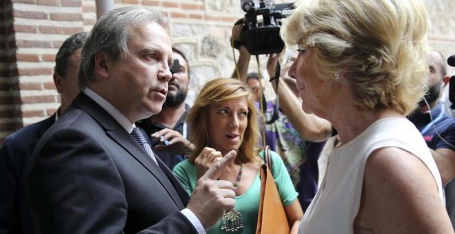 Antonio Miguel Carmona, junto a Esperanza Aguirre en las inmediaciones de la Asamblea de Madrid. EFE