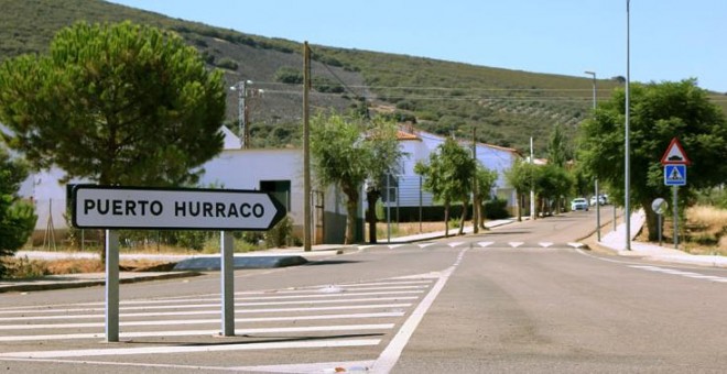 Vista de la entrada al pequeño municipio pacense de Puerto Hurraco, donde en el verano de 1990  nueve de sus vecinos murieron a manos de los hermanos Antonio y Emilio Izquierdo. EFE/Raúl Haba