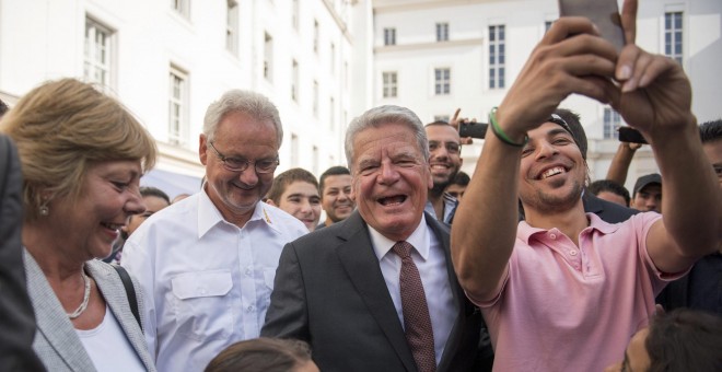 El presidente alemán, Joachim Gauck, en su visita a un albergue en Berlín. /REUTERS