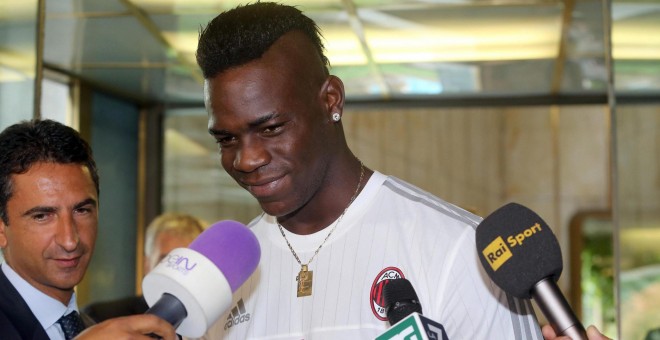 Mario Balotelli, tras pasar el reconocimiento médico con su nuevo equipo este martes. EFE