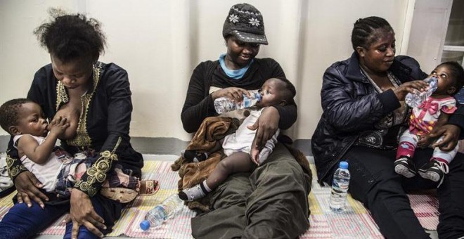Fotografía facilitada por Médicos Sin Fronteras que muestra a tres mujeres nigerianas que amamantan a sus bebés al desembarcar en Italia. EFE