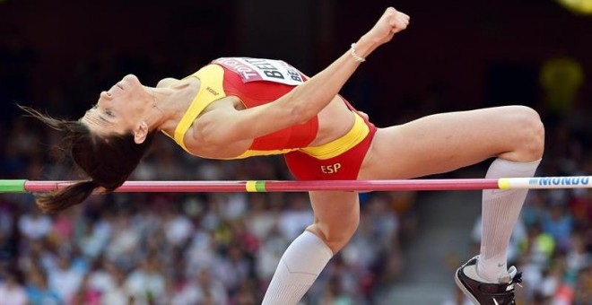 La atleta Ruth Beitia de España compite en la prueba de salto femenino. /EFE