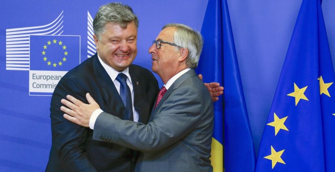 El presidente de Ucrania, recibe el abrazo del presidente de la Comisión Europea, Jean-Claude Juncker, a su llegada este jueves a Bruselas. REUTERS/Yves Herman
