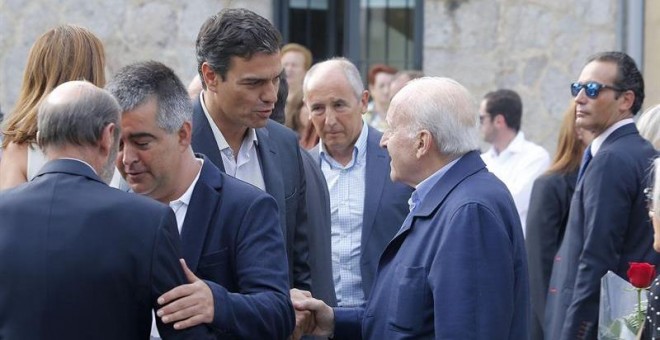 El secretario general del PSOE, Pedro Sánchez, saluda al expresidente del PNV, Xabier Arzalluz, en presencia del portavoz del Gobierno Vasco, Josu Erkoreka, a su llegada al cementerio de Polloe de San Sebastián para despedir al histórico dirigente sociali