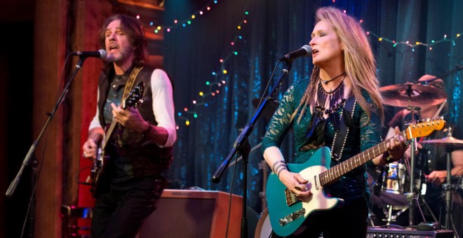 Rick Springfield y Meryl Streep en la película 'Ricki'.