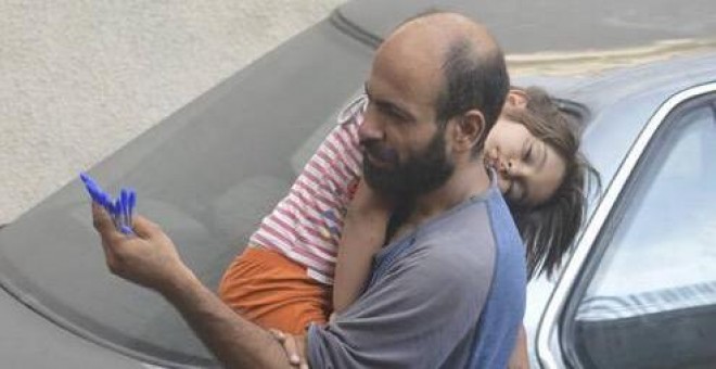 La imagen de Abdul vendiendo bolígrafos en Beirut junto a su hija que se ha convertido en viral y le ha proporcionado 70.000 dólares
