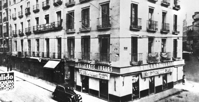 El Corte Inglés toma su nombre de una pequeña sastrería fundada en 1890 y situada entre las calles Preciados, Carmen y Rompelanzas, de Madrid