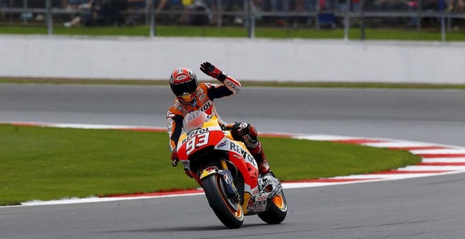 Márquez celebra su sesión de clasificación en Silverstone. REUTERS/Darren Staples