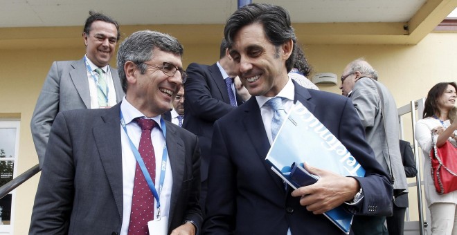 El consejero delegado de Telefonica, José María Alvarez Pallete, conversa con el presidente de Vodafone, Francisco Roman, tras la inauguración del 29 Encuentro de las Telecomunicaciones y Economia Digital, en la Universidad Internacional Menéndez Pelayo.