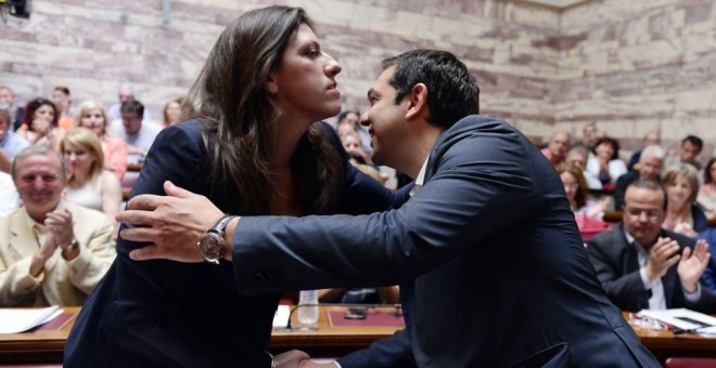 Fotografía del apsado mes de julio de Zoé Konstandopulu con Alexis Tsipras. - AFP