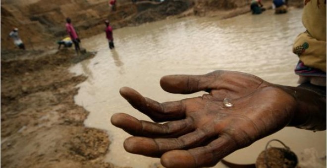 Un joven muestra un diamante obtenido en las minas de Sierra Leona durante la guerra civil