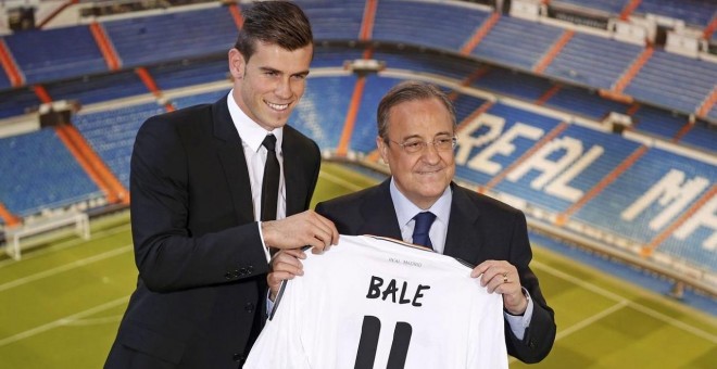 Florentino Pérez junto a Gareth Bale el día de la presentación del galés por todo lo alto en el Bernabéu.