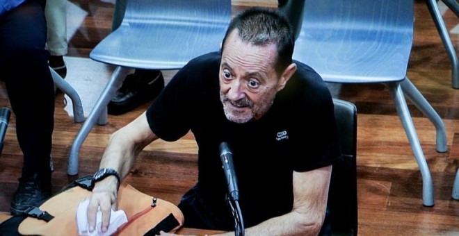 Fotografía tomada desde una de las pantallas de la sala de prensa de la Audiencia Provincial de Málaga, en el momento en que el exalcalde de Marbella Julian Muñoz, visiblemente muy deteriorado, declara como acusado en el juicio que ha comenzado hoy con la