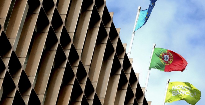 Banderas de la UE, Portugal y Novo Banco ondean en la sede de la entidad financeira lusa, en Lisboa. EPA/TIAGO PETINGA