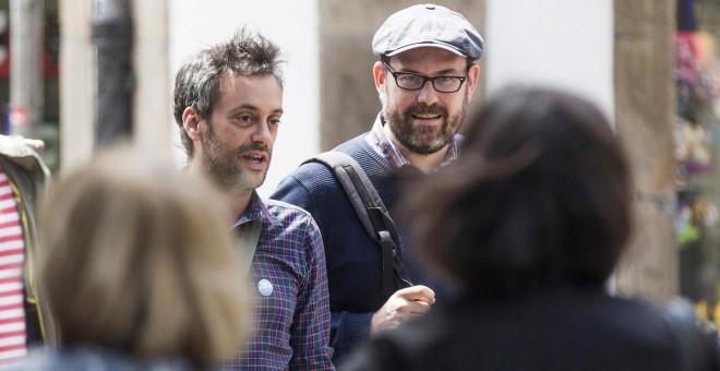 Xulio Ferreiro y Martiño Noriega caminan por Santiago en las vísperas de las municipales. / ÓSCAR CORRAL (COMPOSTELA ABERTA)