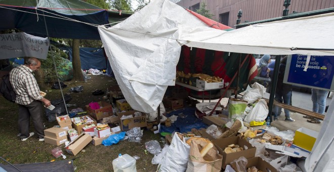 Un solicitante de asilo espera en un campamento improvisado fuera de la oficina extranjera en Bruselas./ REUTERS