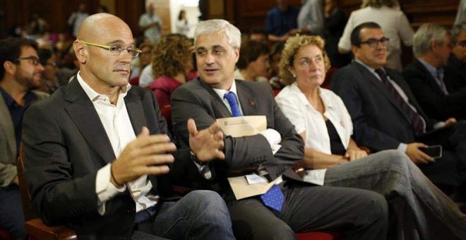 El cabeza de lista de Junts pel Sí por Barcelona, Raül Romeva; el conseller de Justicia, Germà Gordó; la presidenta de MES, la exsocialista Magda Casamitjana; y el conseller de Interior de la Generalitat, Jordi Jané, durante la presentación. / (EFE)