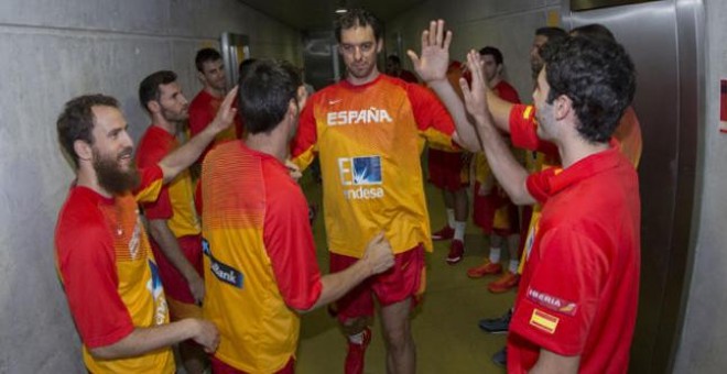 Gasol es saludado por sus compañeros antes de un partido de preparación al Eurobasket.