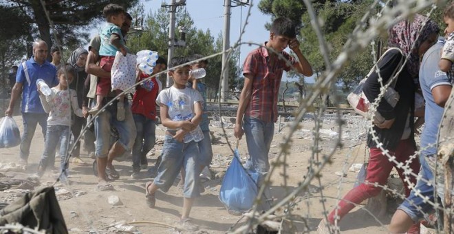 Refugiados cruzan la frontera entre Macedonia y Grecia, cerca de la ciudad de Gevgelija. EFE