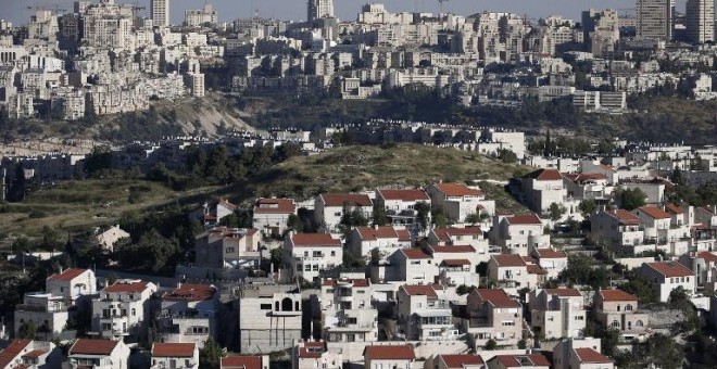 En primer plano una colonia de judíos junto a la ciudad de Jerusalén. - AFP