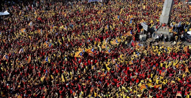 Imagen de la 'V' independentistas en Barcelona durante la Diada del 2014.-AFP