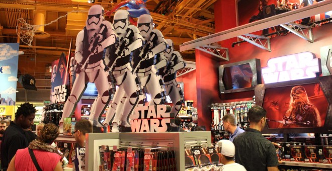 Los juguetes de Star Wars en la tienda principal de Toys 'R' Us en Times Square, Nueva York (EEUU). EFE/Mario Villar