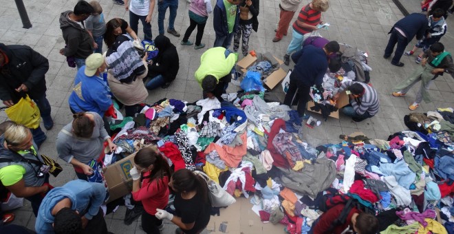 Distribución de ropa a los refugiados en la estación de trenes./ C.T