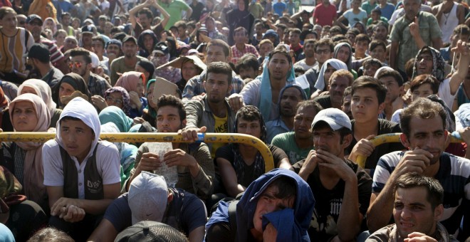 Refugiados e inmigrantes esperar al proceso de registro en el puerto de Mitilene, en la isla griega de Lesbos, 5 de septiembre de 2015. REUTERS / Dimitris Michalakis