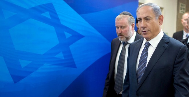 El primer ministro israelí Benjamin Netanyahu, a su llegada a la reunión semanal del Gobierno, en Jerusalén. REUTERS/Menahem Kahana