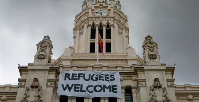 Detalle de una pancarta con la leyenda 'Refugees Welcome' -'Refugiados, bienvenidos', colocada en la fachada del Palacio de Cibeles, sede del Ayuntamiento de Madrid. - EFE