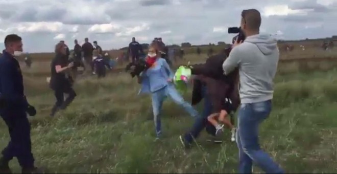 Imagen del momento en el que esta reportera parece que pone una zancadilla a un refugiado. El momento ha sido captado y subido a Twitter por el periodista Stephan Richter.