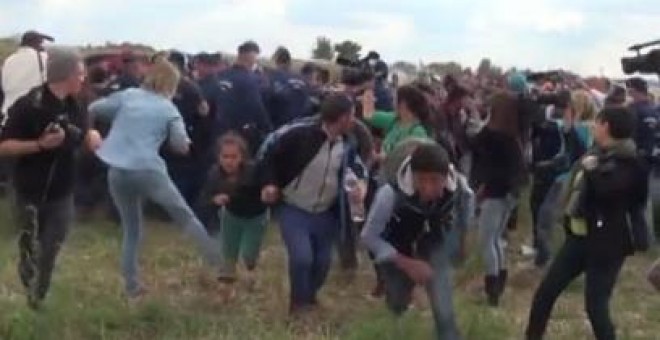 Una de las patadas que la reportera da a una niña refugiada mientras su padre y ella intentan huir de la Policía.