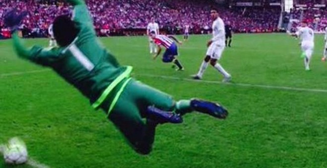 Momento del gol fantasma del partido entre Sporting y Real Madrid.