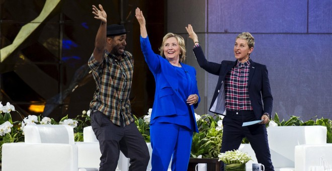 Hillary Clinton, en un momento del programa de Ellen Degeneres junto a la presentadora y al DJ 'Twitch'. - REUTERS