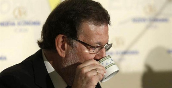 El presidente del Gobierno, Mariano Rajoy, se toma un café en el desayuno coloquio Nueva Economía Fórum. / EFE