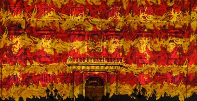 La bandera catalana reflejada en la fachada del Palau de la Generalitat. - AFP
