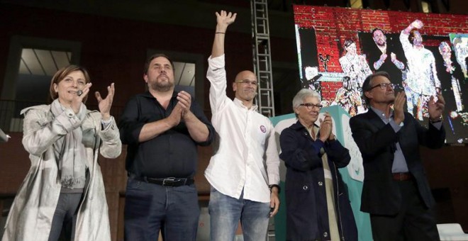 Los candidatos de Junts pel Sí (i-d) Carme Forcadell, Oriol Junqueras, Raul Romeva, Muriel Casals y Artur Mas, durante el acto de inicio de campaña de las elecciones catalanas celebrado esta noche en Barcelona. EFE/Alberto Estévez