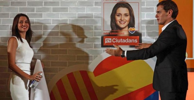 El líder de Ciutadans, Albert Rivera, y la candidata Inés Arrimadas, durante el acto de inicio de campaña de las elecciones catalanas celebrado en Barcelona. / TONI ALBIR (EFE)