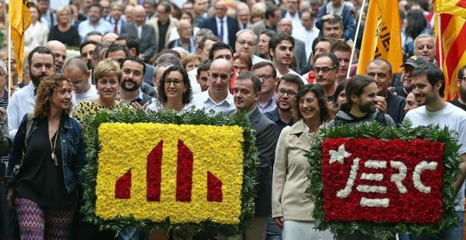 Dirigentes de ERC, encabezados por Marta Rovira, durante la ofrenda floral al monumento de Rafael Casanova que realizaron esta mañana los miembros del gobierno catalán. Foto: Toni Albir (EFE)