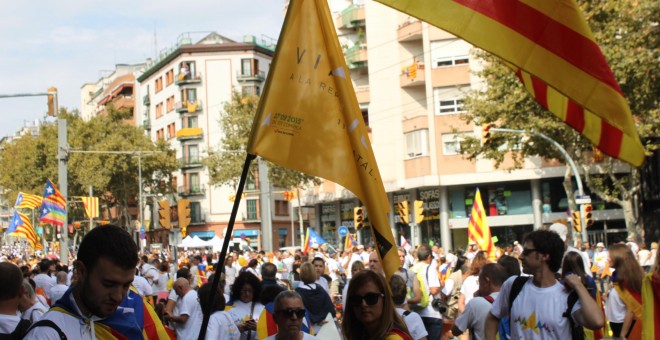 Asistentes a la manifestación de la Diada recorren las calles de Barcelona. Foto: Marc Font.