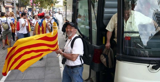 Numerosos manifestantes van llegando en autocares desde sus localidades a la Meridiana de Barcelona donde esta tarde se celebrará la manifestación con motivo de la Diada. EFE/Toni Albir